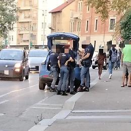 Tirano fuori i coltelli davanti ai passanti, e in Barriera di Milano scoppia il caos