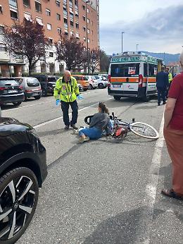 Incidente in via Arduino: ciclista e la sua bambina investite sulle strisce pedonali