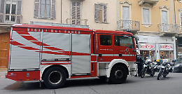 Lascia il gas acceso e il fumo invade l'alloggio, panico alla Crocetta: intervengono i pompieri