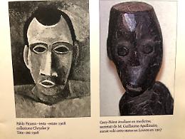 Sorriso bieco di sbieco delle statuette "muse" di Picasso