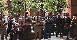 Bologna, i commercianti consegnano le chiavi dei negozi in Comune