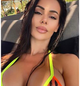 Selfie da urlo per Erjona Sulejmani: la modella strega Instagram