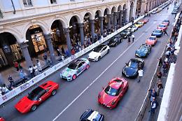 Salone dell'auto, la sfilata incanta i turisti VIDEO