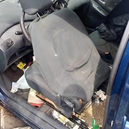 Auto trasformata in alcova e dimora per tossicodipendenti: allarme in via Gottardo