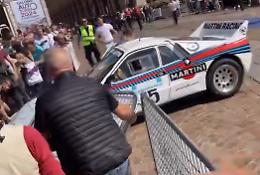 Torino, ecco il momento in cui l'auto piomba sulla folla