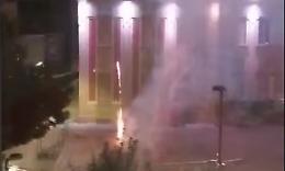 Esplodono fuochi d'artificio davanti al Comune, ma le telecamere li incastrano