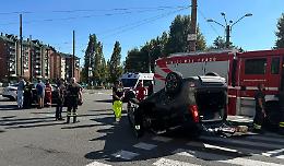 Paura in corso Agnelli a Mirafiori, le Fiat si scontrano e una si ribalta: tre feriti in ospedale