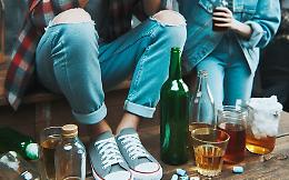 Una 15enne beve vodka e collassa in strada, chiuso il minimarket che le ha venduta la bottiglia