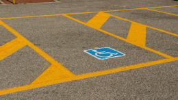 Parcheggia nel posto dei disabili e insulta l'assessore che lo "sgrida"