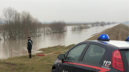 Torino, salvato dal Po: poliziotti afferrano un uomo che la corrente stava trascinando via