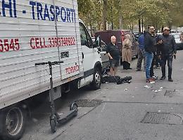 Auto investe un uomo in monopattino: è gravissimo