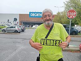 Michele,  l'uomo delle barzellette: «Vendo ironia. Un euro, tre storielle»