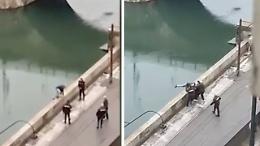 Sul cornicione a quattro metri d'altezza per buttarsi nel Po: carabinieri-eroi lo salvano 