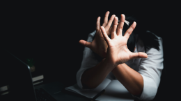Insegnante di canto accusato di violenza sessuale su un allievo minorenne 