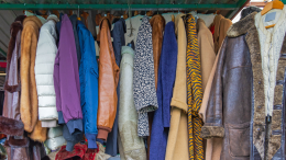 Moda lenta, futuro sostenibile: il mercatino del riuso si sposta per il maltempo