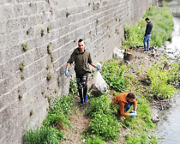 Torino si mobilita: volontari in azione per ripulire le sponde del fiume Dora