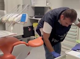 Chiusi quattro studi di dentisti a Torino: il blitz della finanza contro i falsi dottori