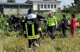 Esce di strada e si ribalta in un campo di mais: un ferito nell'incidente