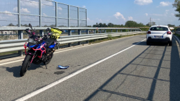 Si scontra con una Bmw e viene catapultata giù dal ponte: nell'incidente muore una motociclista