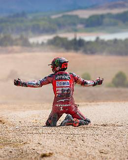 Pecco cade a Misano, Martin scappa via