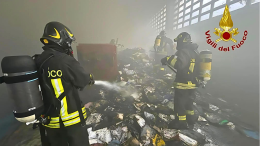 Incendio in uno stabilimento in Val di Susa, l'intervento dei vigili del fuoco 