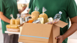 Barriera di Lanzo, la raccolta alimentare arriva in parrocchia grazie alle donazioni di residenti e commercianti