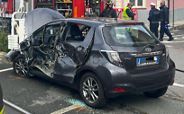 Un treno si schianta contro un'auto al passaggio a livello, un ferito nell'incidente