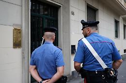 Uccide l'ex moglie a coltellate e scappa. Ma il figlio 13enne lo insegue e lo fa arrestare
