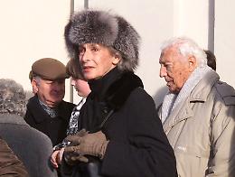Eredità Agnelli, chi è la segretaria (in nero) che inguaia i fratelli Elkann