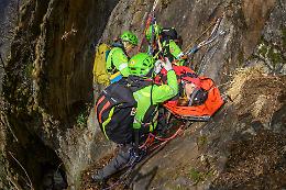 VIDEO - Il Soccorso alpino si arrampica sulla Mole per festeggiare i 70 anni