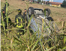 Fiat Panda si ribalta in un campo, conducente soccorsa e trasportata in ospedale
