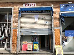 La storica edicola del quartiere abbassa le serrande: «Grazie per tutti questi anni»