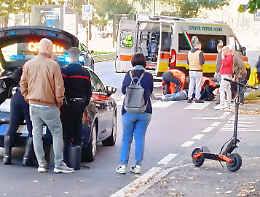 Lite per il parcheggio finisce male: trascinato per un chilometro dall'auto del rivale