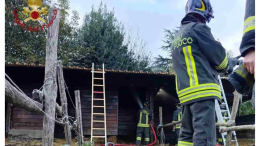 Roppolo: maneggio a fuoco, cavalli avvolti dalle fiamme