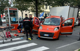 Auto si ribalta dopo lo scontro, due feriti al Cto