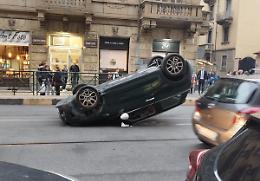 Ubriaco si ribalta con la Mini e tenta di scappare a piedi: ecco com'è finita la sua fuga