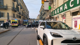 Scontro tra taxi e auto blocca Torino. Ecco cosa è successo - FOTO