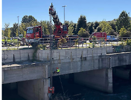 Operazione sicurezza a Parco Dora: via il legname accumulato sotto il ponte Mortara