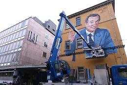Un grande murales di Piero Angela: «Papà era umile, non lo avrebbe immaginato»