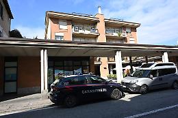Prende a martellate la moglie e si butta di sotto: «Forse voleva farla finita per entrambi»