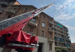 Anziana intrappolata in casa, i pompieri arrivano e la salvano con l'autoscala