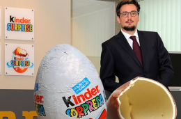 Kinder (brutta) Sorpresa: alle operaie solo 5 euro l'ora "ma Ferrero tace"