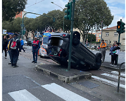 Maxi scontro tra tre auto: Panda si ribalta in mezzo alla strada, un pirata della strada in fuga