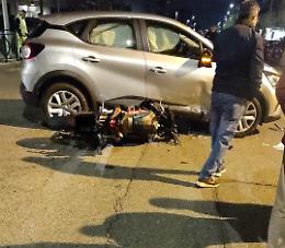 Collegno, impatto tra moto e auto nella notte: centauro in ospedale
