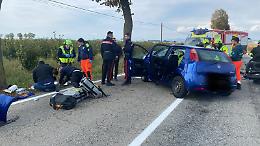 Fiat Punto si schianta contro un albero: ferita una donna e due bambini
