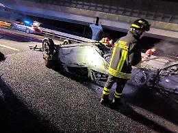 Tragedia sull'A4: scontro mortale tra due auto, un morto carbonizzato