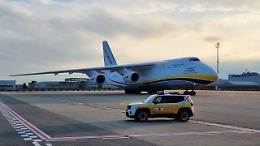 A Caselle atterra il gigante dei cieli: ecco l'Antonov 124, l'aereo più grande del mondo