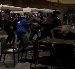 Movida fuori controllo: rissa e bottigliate in piazza. Aggredito un automobilista IL VIDEO
