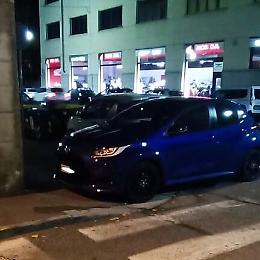 Allarme malasosta e cittadini indignati: «Auto parcheggiate ovunque, anche sui marciapiedi»