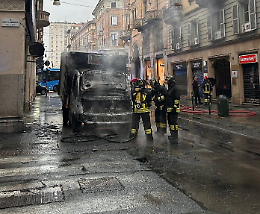 Un furgone in avaria, fiamme nel centro di Torino